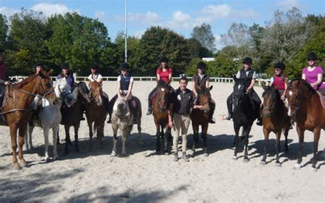 Un groupe de cavalières souriantes ensemble