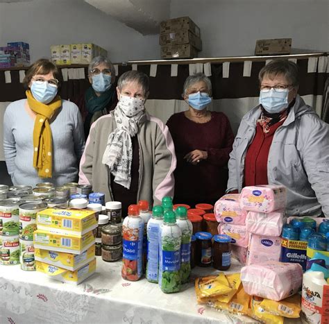 Bénévoles triant des denrées alimentaires aux Restos du Cœur