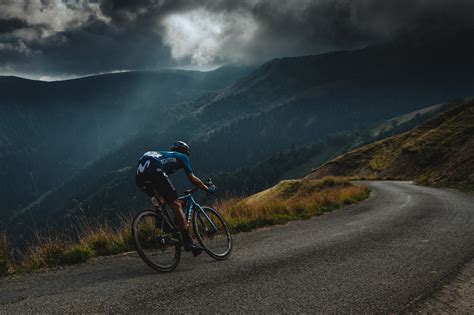 Image d'un coureur cycliste en montagne