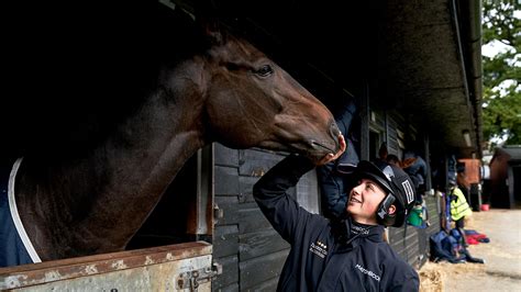 Jockey donnant des instructions à son cheval