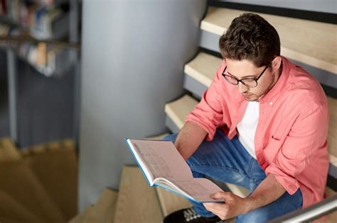 étudiant en droit lisant un livre