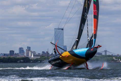 Un voilier IMOCA en pleine course au large