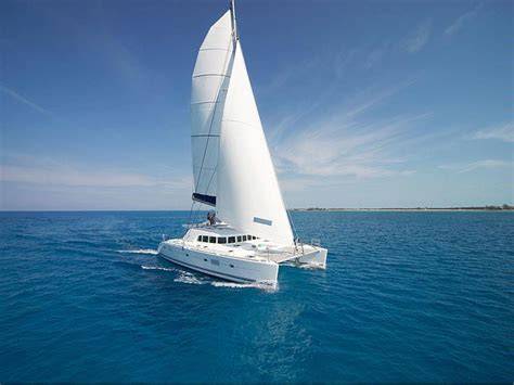 Comparaison visuelle entre un monocoque et un catamaran