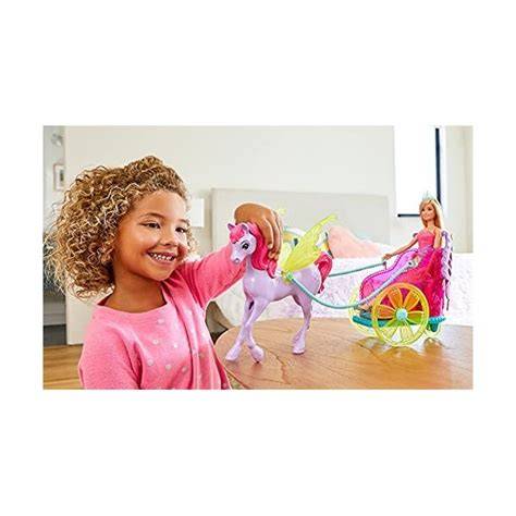 Enfant jouant avec une calèche Barbie