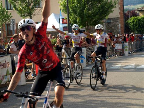 Cyclistes sprintant vers la ligne d'arrivée