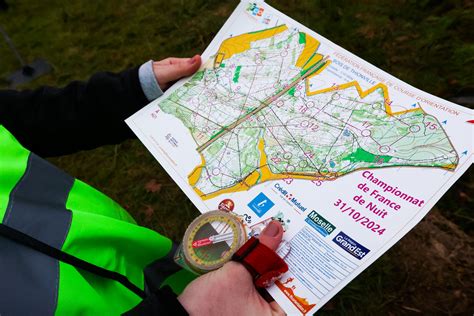 Carte de course d'orientation avec des balises
