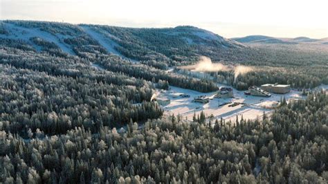Personnes skiant dans une station de montagne enneigée