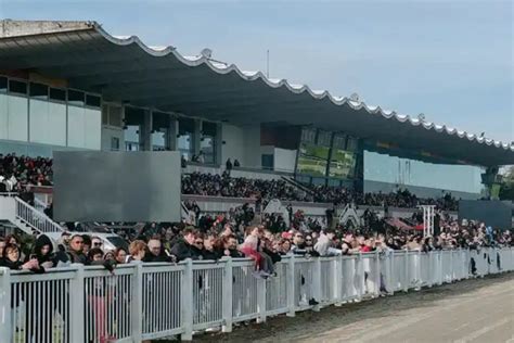 Public vibrant dans les tribunes de l'hippodrome