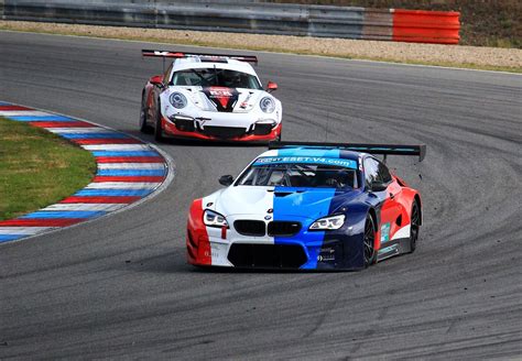 Voiture de course sur un circuit