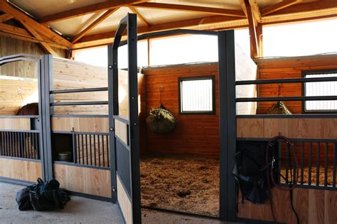 Intérieur d'un box de chevaux propre et spacieux