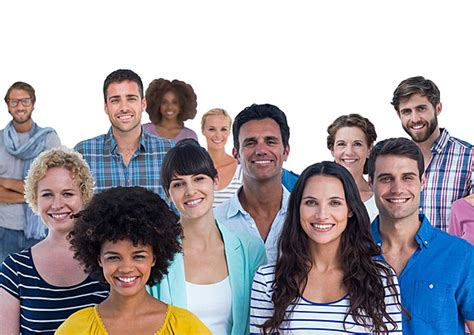 Groupe de personnes souriantes interagissant avec des chevaux
