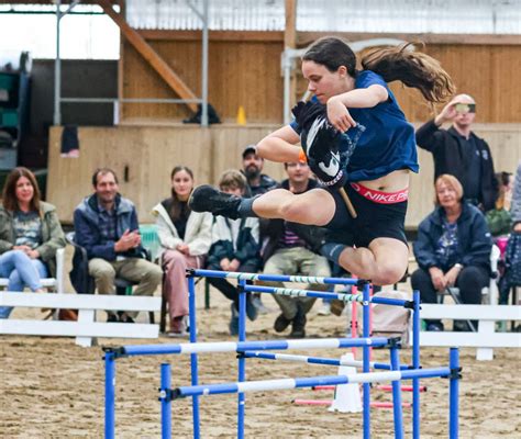 Jeune fille pratiquant le saut d'obstacles en hobby horse