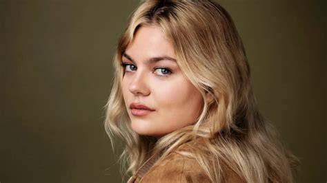 Photographie de Louane jeune, regardant au loin