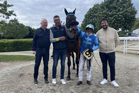 Photo de l'équipe de Sylvain Dupont avec Liberté de Choisel après une victoire