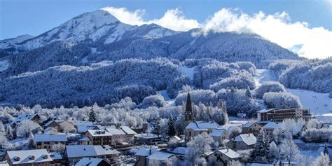 Vue panoramique de Saint-Léger-les-Mélèzes avec le sommet environnant