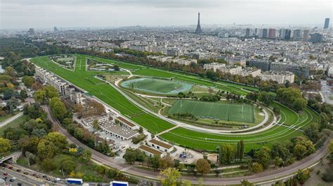 Vue aérienne de l'hippodrome d'Auteuil avec ses pistes vertes