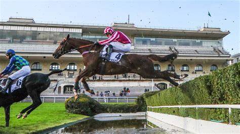 Image d'un cheval franchissant la Rivière des Tribunes lors du Grand Steeple-Chase