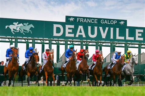 Piste de course de Deauville avec des chevaux