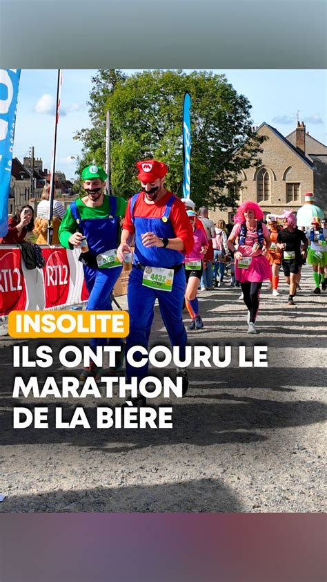 Participants déguisés courant une course solidaire