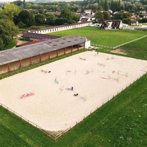 Vue aérienne du centre équestre La Jument Verte avec ses installations et les environs naturels