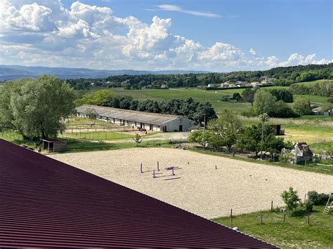 Vue d'ensemble des carrières d'entraînement du centre équestre La Jument Verte