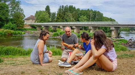 Aire de pique-nique au bord d'une rivière