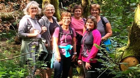 Cavalier concentré lors de la reconnaissance d'un parcours