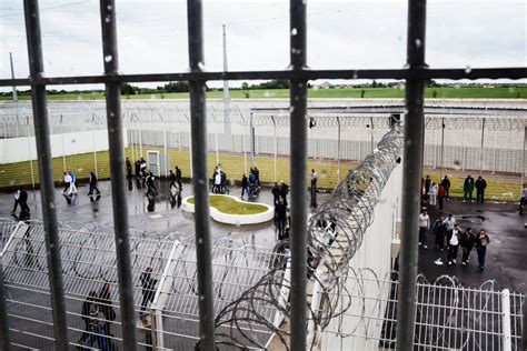 Espace de promenade limité dans une prison
