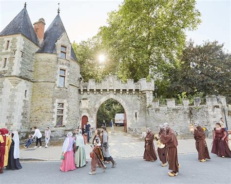 Défilé médiéval dans une ville