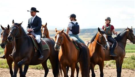 Cavaliers de différents âges apprenant à monter dans un manège