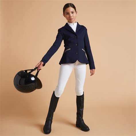 Enfant en tenue d'équitation souriant