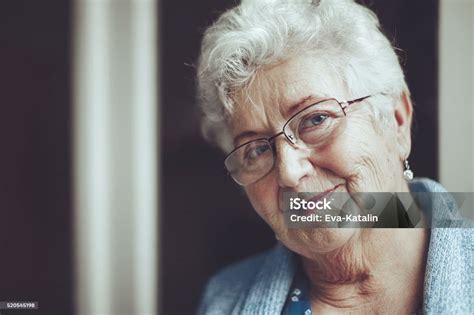 Portrait de Denise Levasseur, femme âgée souriante