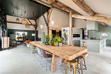 Intérieur d'une cuisine de ferme rénovée avec îlot central