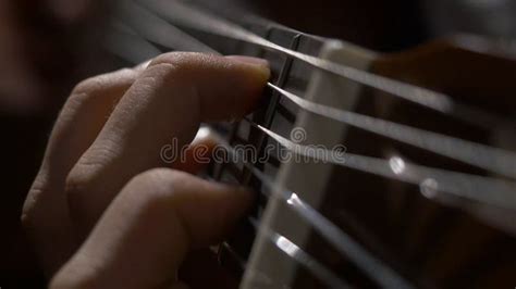 Gros plan sur une main de guitariste jouant rapidement