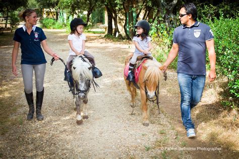 Enfant faisant une balade à poney