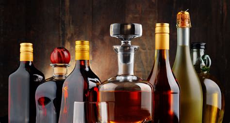 Assortiment de bouteilles de spiritueux : whisky, rhum, cognac