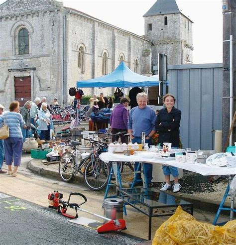 Une brocante animée dans un village