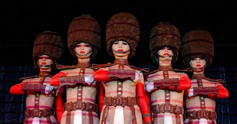 Danseuses du Crazy Horse en costume avec maquillage prononcé