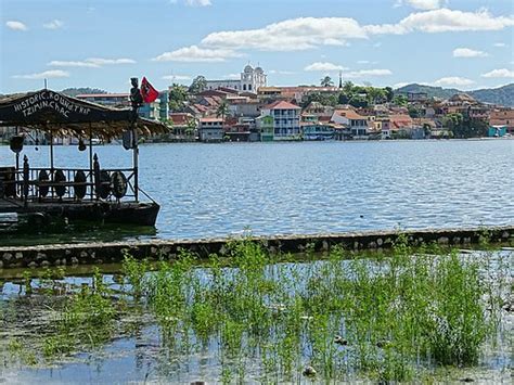 Bateau touristique sur le lac Petén Itzá au nom de « Tzimin Chac ». Au fond, la ville de Flores.