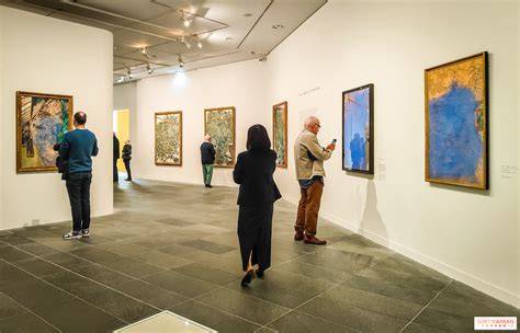 Famille visitant une exposition