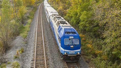 Illustration d'un train de banlieue à l'aube
