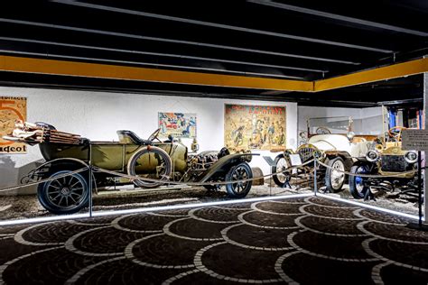 Intérieur de la Fondation Gianadda avec des voitures anciennes