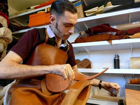 Artisan sellier travaillant sur une selle Hermès