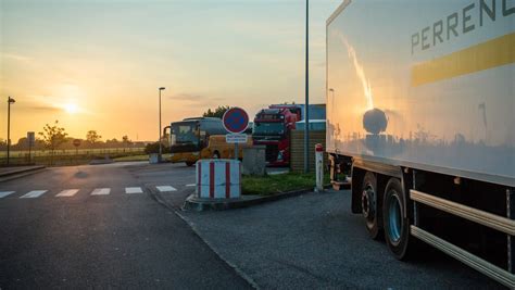 Camions de Formule 1 sur une aire d'autoroute