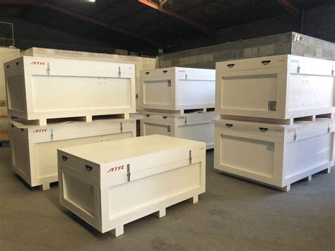 Des pièces de Formule 1 dans des caisses de transport