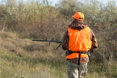 Chasseur portant un gilet fluorescent visible