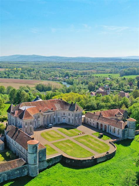 Vue panoramique des écuries de Moncley dans un cadre naturel