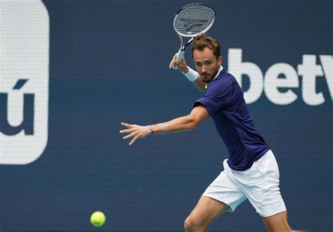 Daniil Medvedev en action sur terre battue