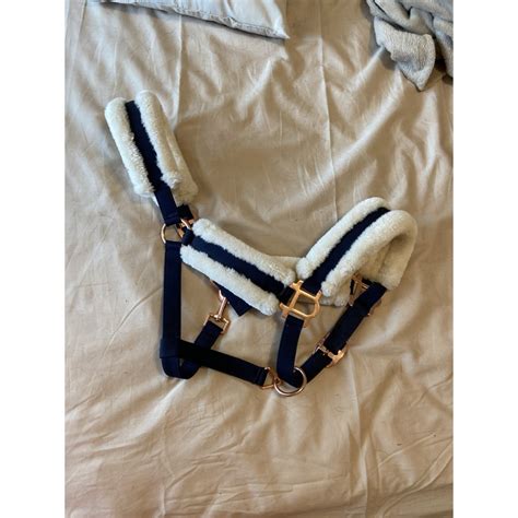 Gros plan sur la doublure en moumoute d'un licol