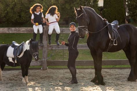 Groupe de cavaliers apprenant à monter à cheval